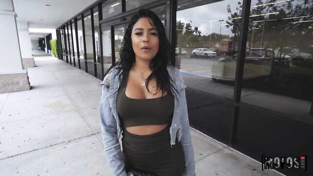 Odebrał piękną latynoskę i przybity na delikatny seks