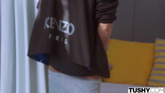 Насмешка над соседкой: заставил вошедшую в анал.