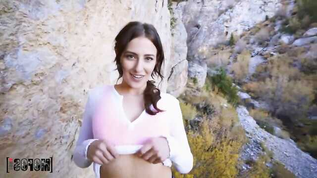 No alto das montanhas Morena extrema Spins com um amigo