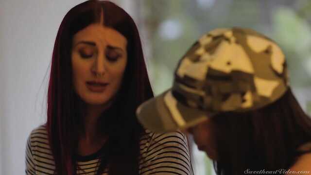 Przyjechała odwiedzić przyjaciółkę i rozwodziła rudą na lesbijki seks