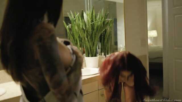 Przyjechała odwiedzić przyjaciółkę i rozwodziła rudą na lesbijki seks