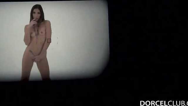 Модель принимает большое испытание: фотосессия