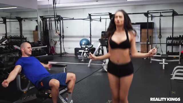Худенька застукала в спортзалі секс свого хлопця з шикарною телицею