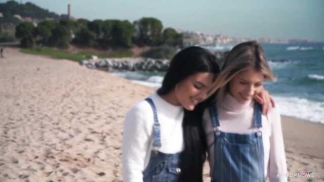 Бильярдное шоу: Красотки ласково обнимаются