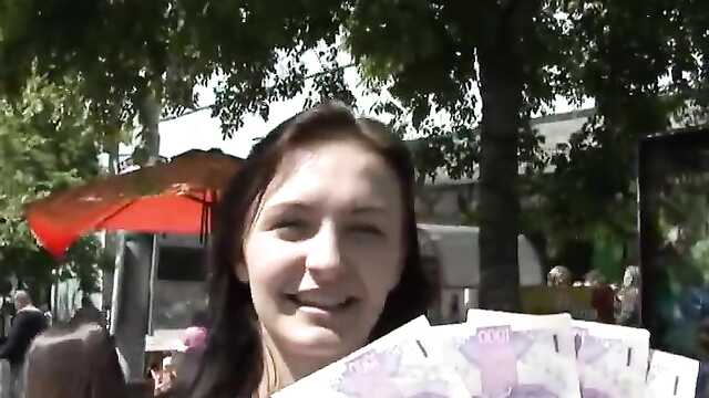 Брюнетка: заработки сексом для учебы.