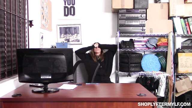 Ein starker Wachmann hat eine verdächtige Milf hart abgeschleppt