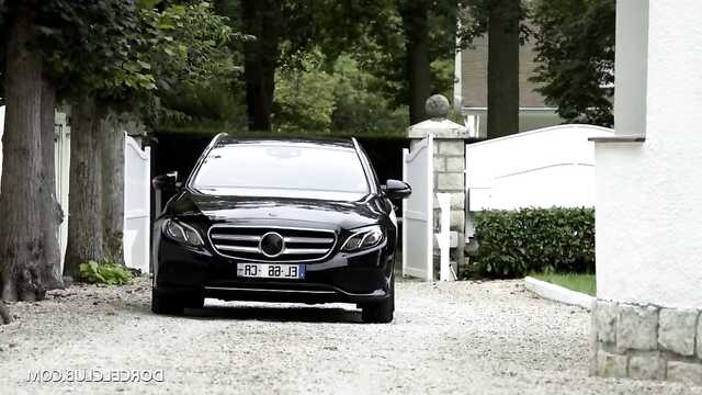 Babe morena com namorada envolvidos em Sujo Gangbang