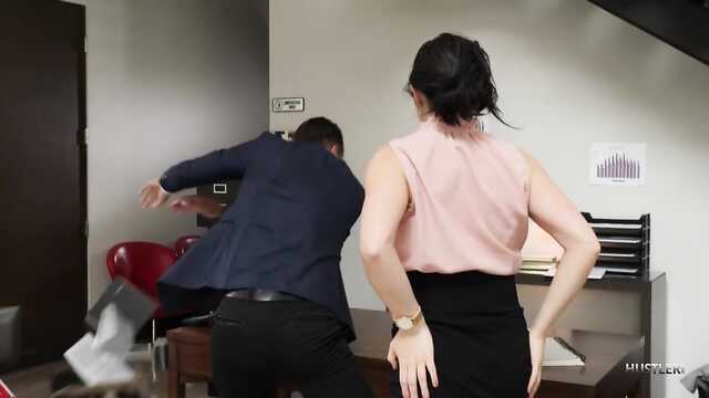 Mas o chefe cuidadoso acabou com a secretária no mandu