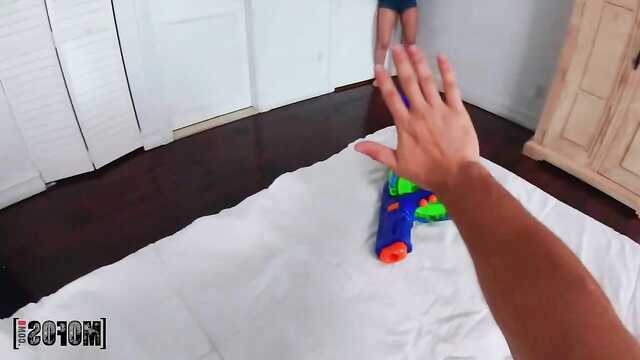 Brincalhão vizinho astuto menino levou em uma foda quente