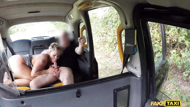 Таксистка оплатила проезд сексом.