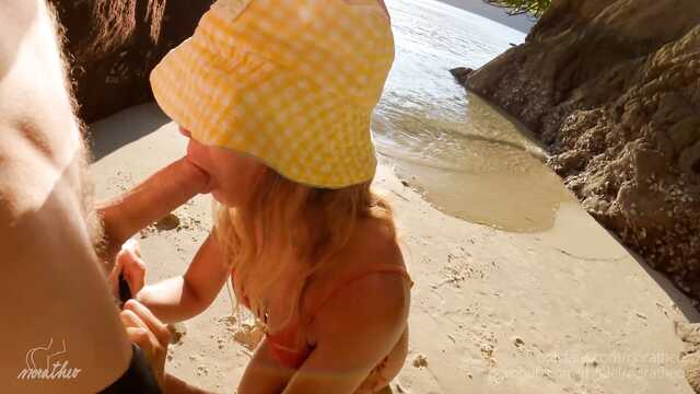 Секс влюбленной пары на красивом песчаном пляже