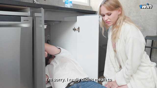 Сантехник починил трубы и трахнул милую хозяйку