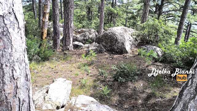 Заманил в лес и выебал замужнюю русскую милфу