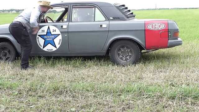 Ряженый полицейский трахает длинноногую молодуху