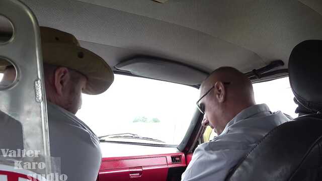 Ряженый полицейский трахает длинноногую молодуху