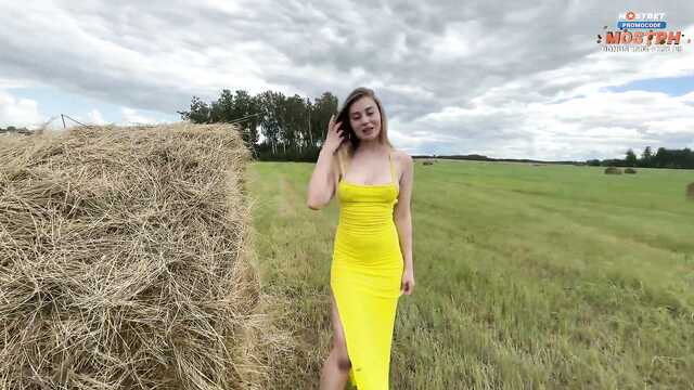 Моя шлюшка на поле у стога сена