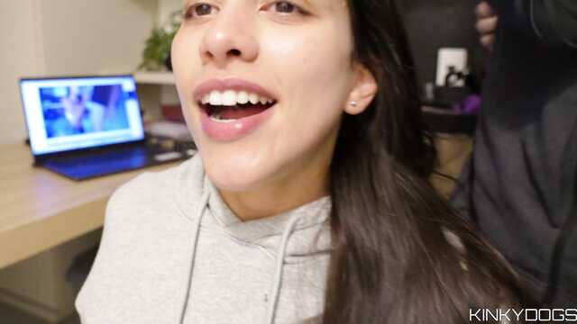 Латинка в трусиках подставляет дырку после минета