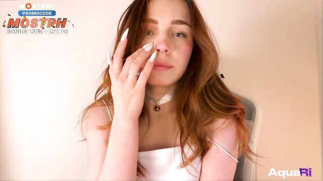 Эротичная русская леди сосет большой резиновый хуй