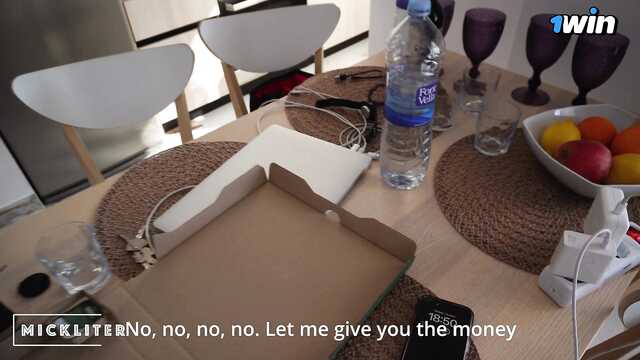 Ты съела мою пиццу, вставай на колени и соси хуй