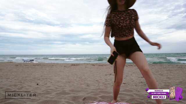 Вывез красотку на природу и трахнул на капоте авто