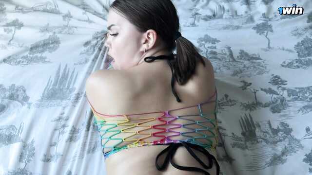 Отчим трахает падчерицу в пизду и дает пососать