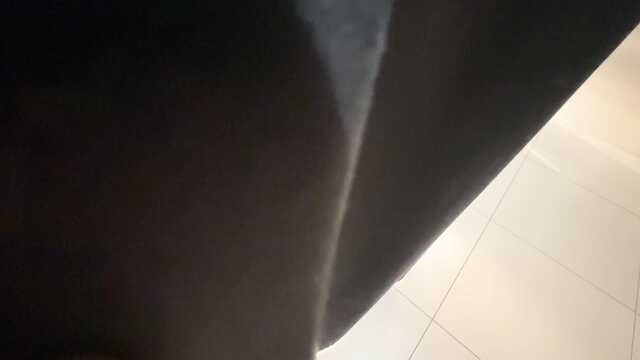 Подсматриваю за девушкой в примерочной и трахаю ее