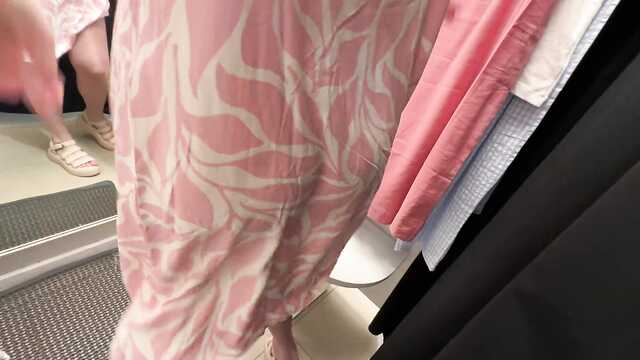 Подсматриваю за девушкой в примерочной и трахаю ее