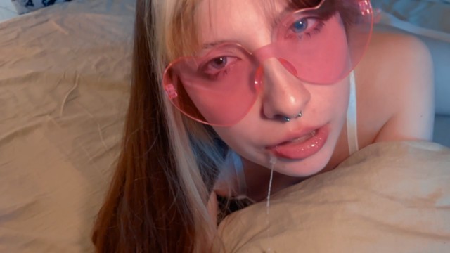 Возбужденная сестренка разрешила кончить в киску