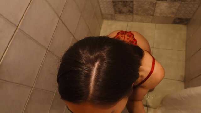 Молодая сестра в нижнем белье возбудила братика