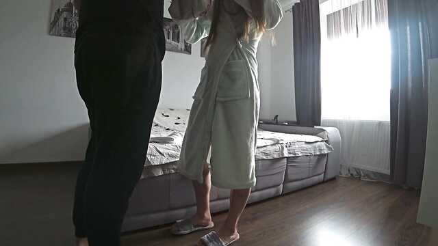 Приятель трахает мою жену у меня дома на диване