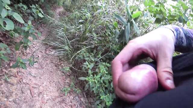 Нужно потрогать пенис эксгибициониста!