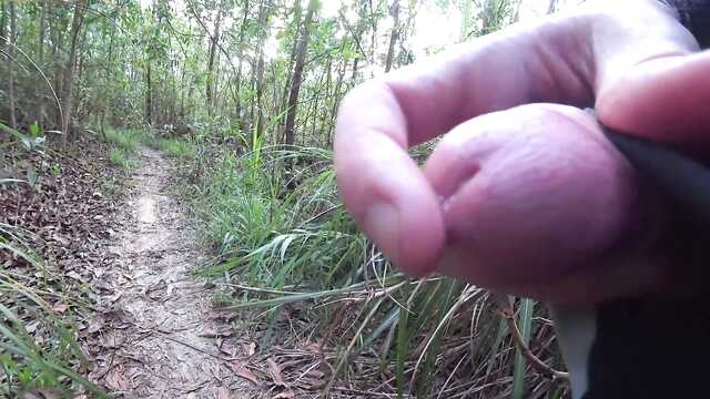 Нужно потрогать пенис эксгибициониста!