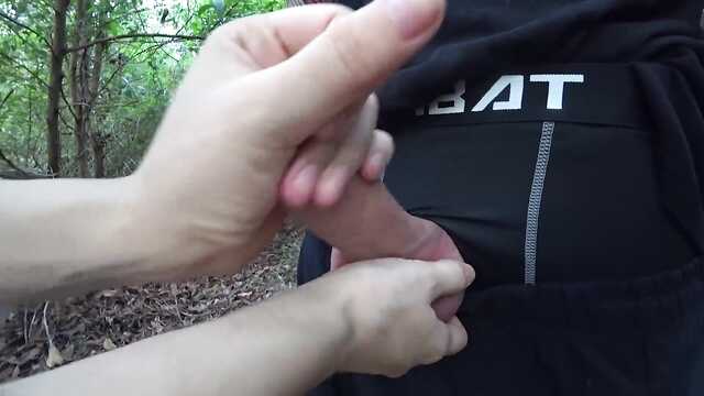 Нужно потрогать пенис эксгибициониста!