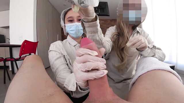 Мокрые горничные удовлетворяют туриста в номере