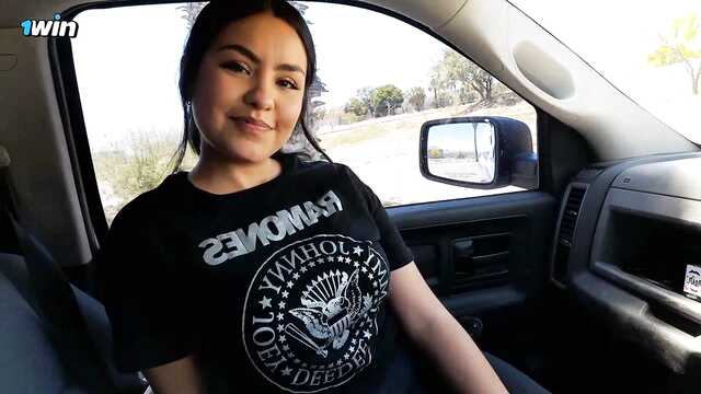 Супер сексуальная девушка делает мне минет в авто