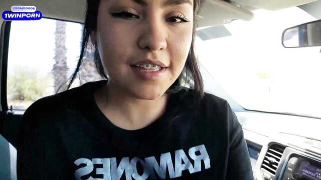 Супер сексуальная девушка делает мне минет в авто