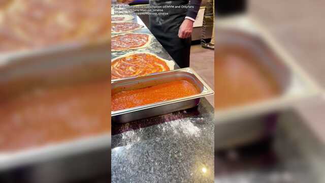 Прошу незнакомца трахнуть меня в кладовой пиццерии