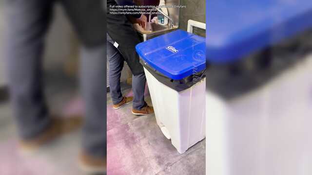 Прошу незнакомца трахнуть меня в кладовой пиццерии