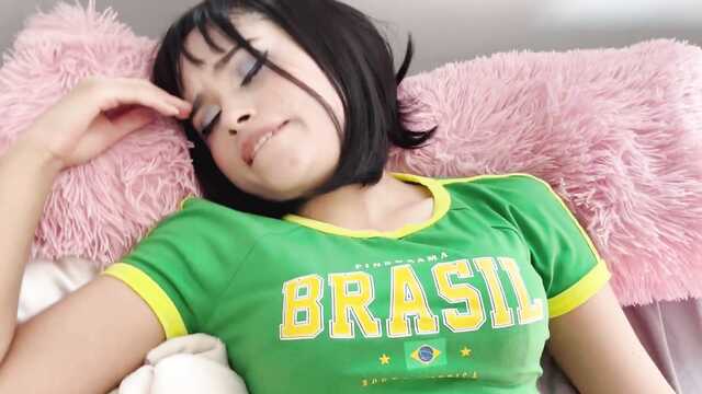 Бразильская сводная сестра просит кончить на лицо