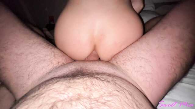 Ебарь глубоко вставил в анус молодой красотке