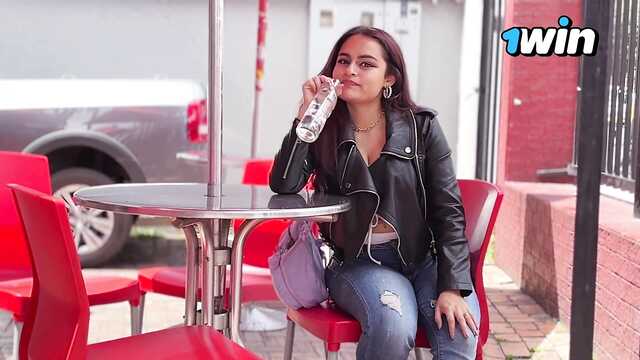 Пухленькая колумбийка отдалась пикаперу в сортире