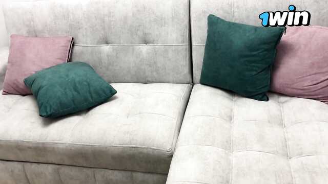 Курьер застукал меня за дрочкой и насадил на член