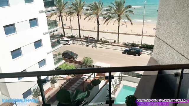 Парочка ебется на балконе и не смущается соседей