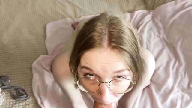 Зажатая пизденка с трудом принимает крупный хуй