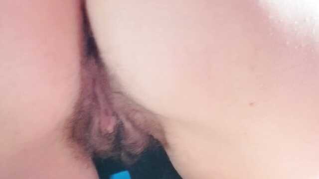 Отменно ебу и наполняю спермой волосатую киску