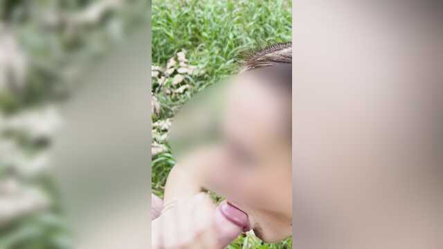 Тощая подружка дает на природе и пожирает кончу