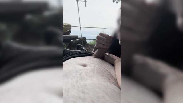 Тощая подружка дает на природе и пожирает кончу