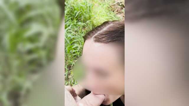 Тощая подружка дает на природе и пожирает кончу