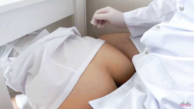 Русский доктор спустил в киску молодой медсестре