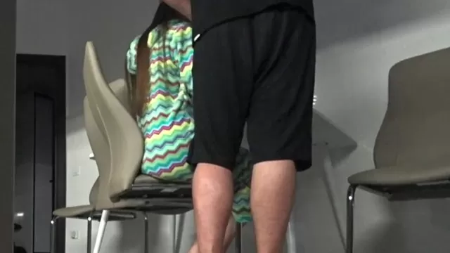 Джентельмен сексуалды дос қызын мүшеге презервативпен трахает Порно нұсқаулық